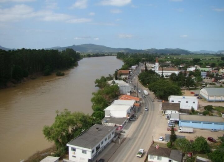 Local no rio Itajaí Açu onde estima-se que ficava a pequena ilha fluvial, que deu o nome de Ilhota à cidade.