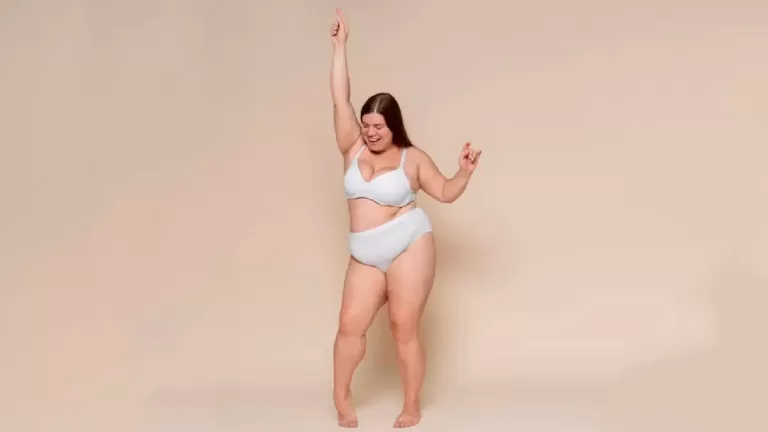 lingerie e autoestima mulher plus size posando confiante usando lingerie
