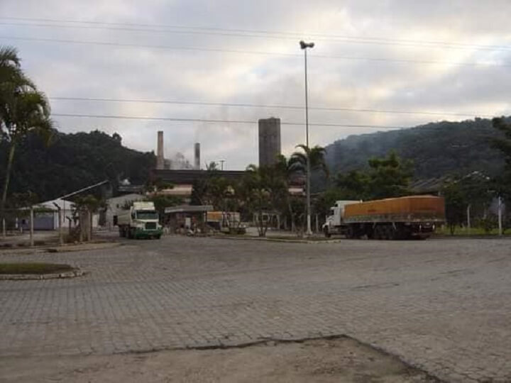 Durante muitos anos, a usina de açúcar USATI, foi a grande responsável pelo desenvolvimento da economia da cidade de Ilhota. Hoje a Usina está desativada.